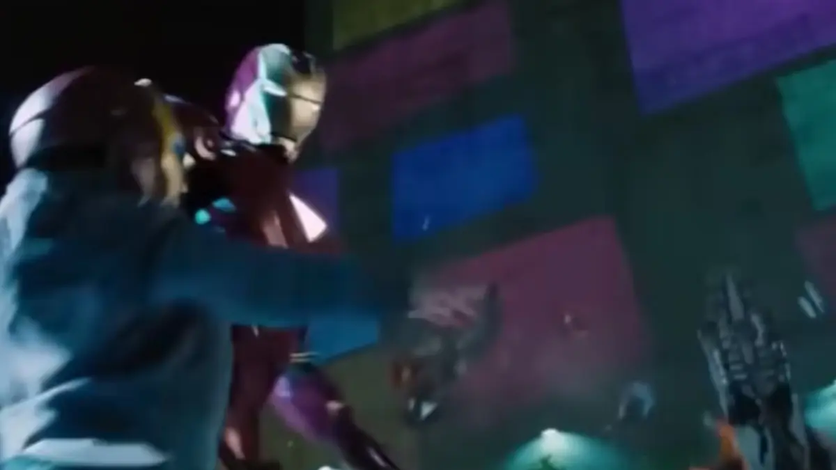 Momen Iron Man menyelamatkan anak kecil yang ternyata Peter Parker. 