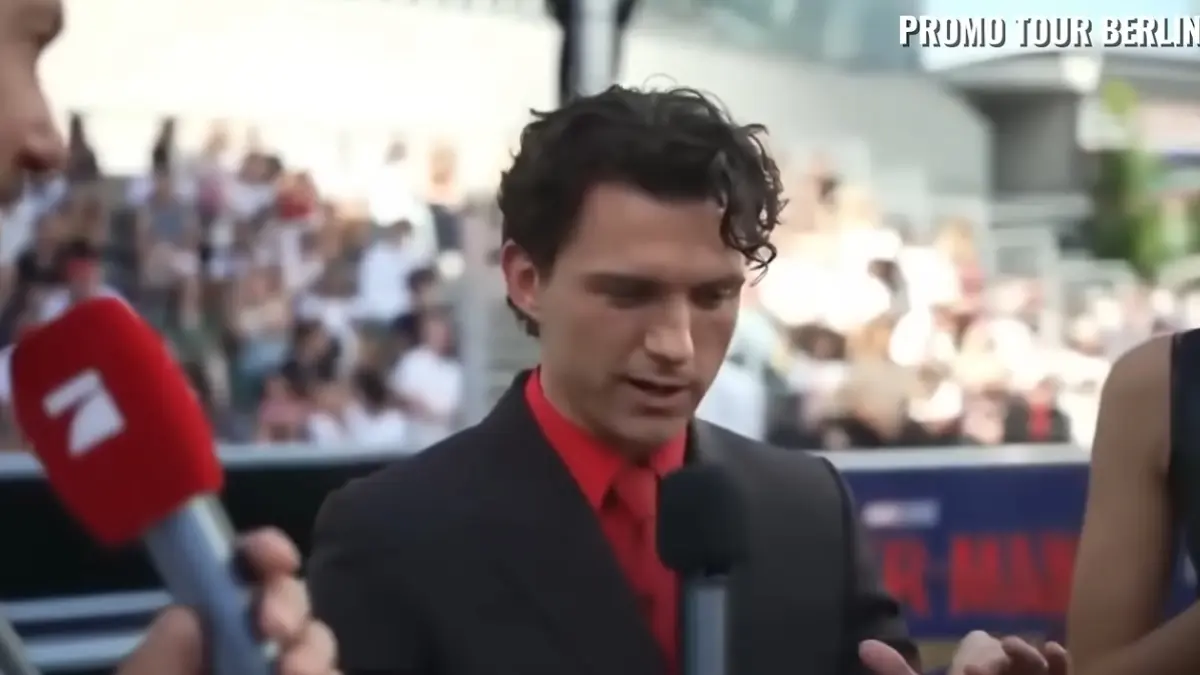 Momen wawancara Tom Holland.