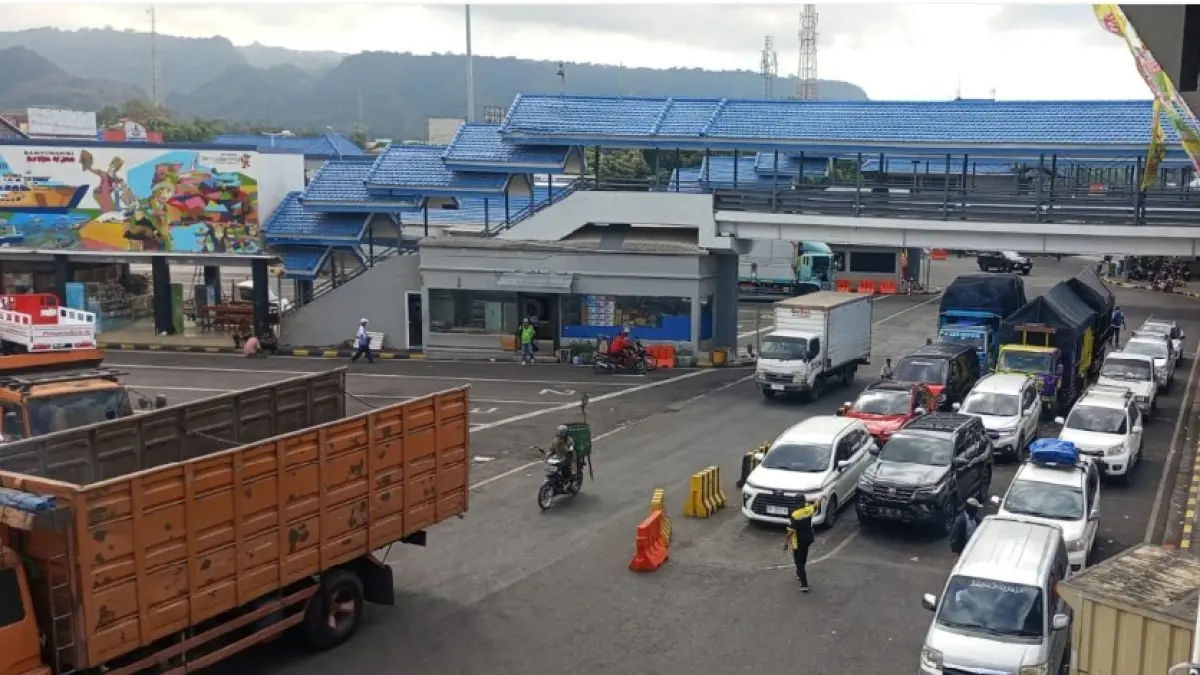 MULAI NORMAL: Intensitas antrean kendaraan menuju Pelabuhan ASDP Ketapang mulai berangsur normal sejak Jumat (26/6). (FREDY RIZKI/RADAR BANYUWANGI GRUP JAWA POS)