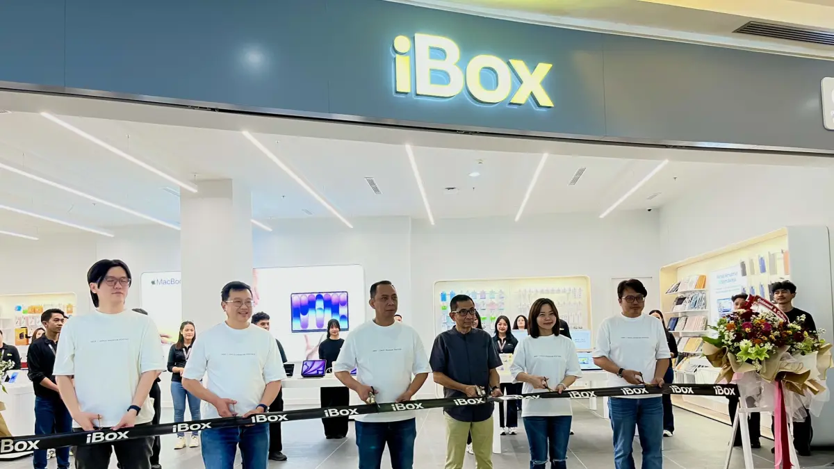 OPENING: Suasana opening transformasi iBox Apple Premium Partner (APP) di ground floor Lombok Epicentrum Mall, Jumat (26/6). (FERIAL/LOMBOK POST)