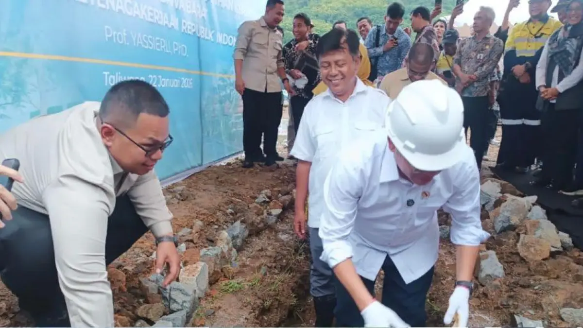 Peletakan batu pertama pembangunan BLK oleh Menteri Ketenagakerjaan Yassierli didampingi Bupati KSB Amar Nurmansyah, belum lama ini.&nbsp;