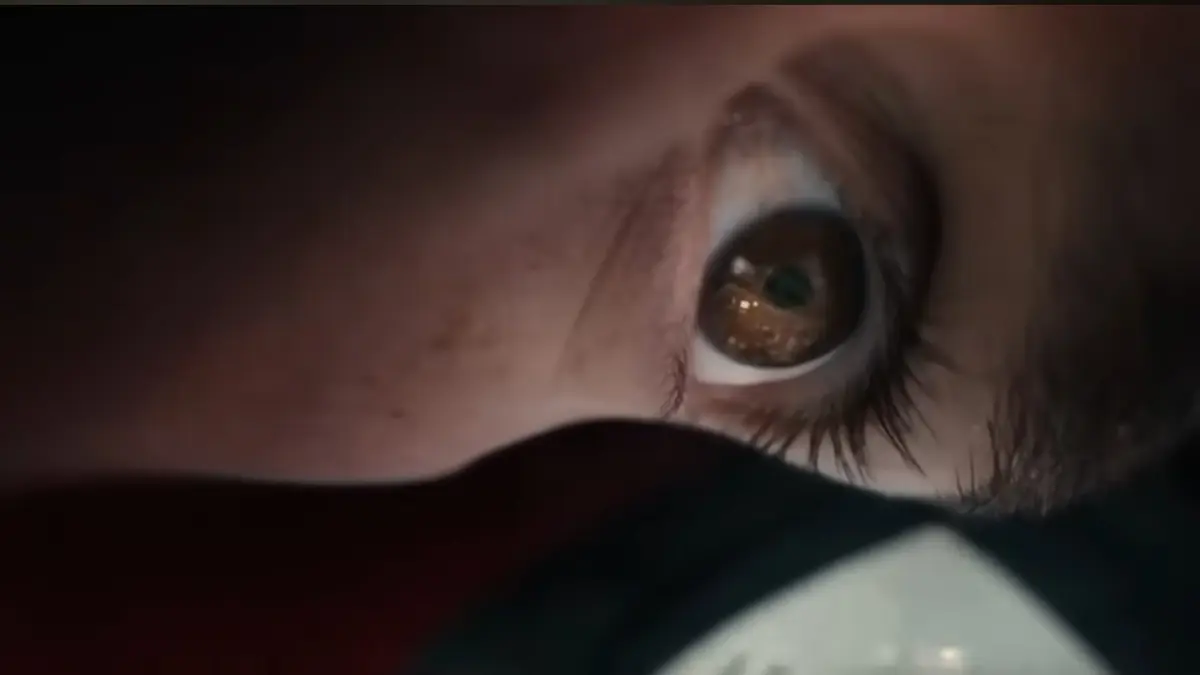 Peter Perker melihat dari balik topeng Spider-Man.