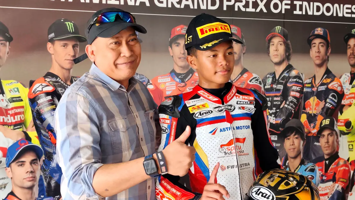 RAMAH: Resky YH pembalap asal Semarang, Jawa Tengah menyempatkan berswafoto dengan sejumlah penggemar usai turun dari podium race 1 di kelas IJTC MRS 2026 Putaran Kedua di Sirkuit Internasional Mandalika, Loteng, pekan lalu. (Dewi/Lombok Post) 