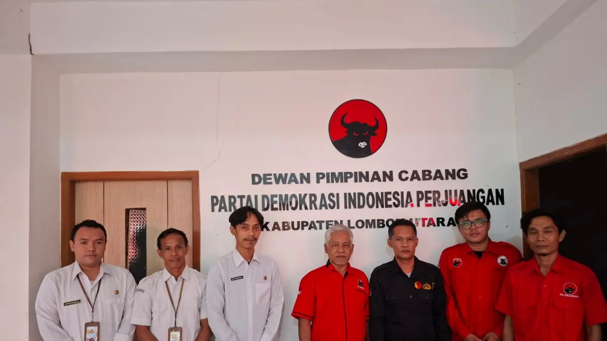 RUANG DIALOG: Bawaslu KLU saat konsolidasi implementasi putusan MK kepada pengurus partai politik.