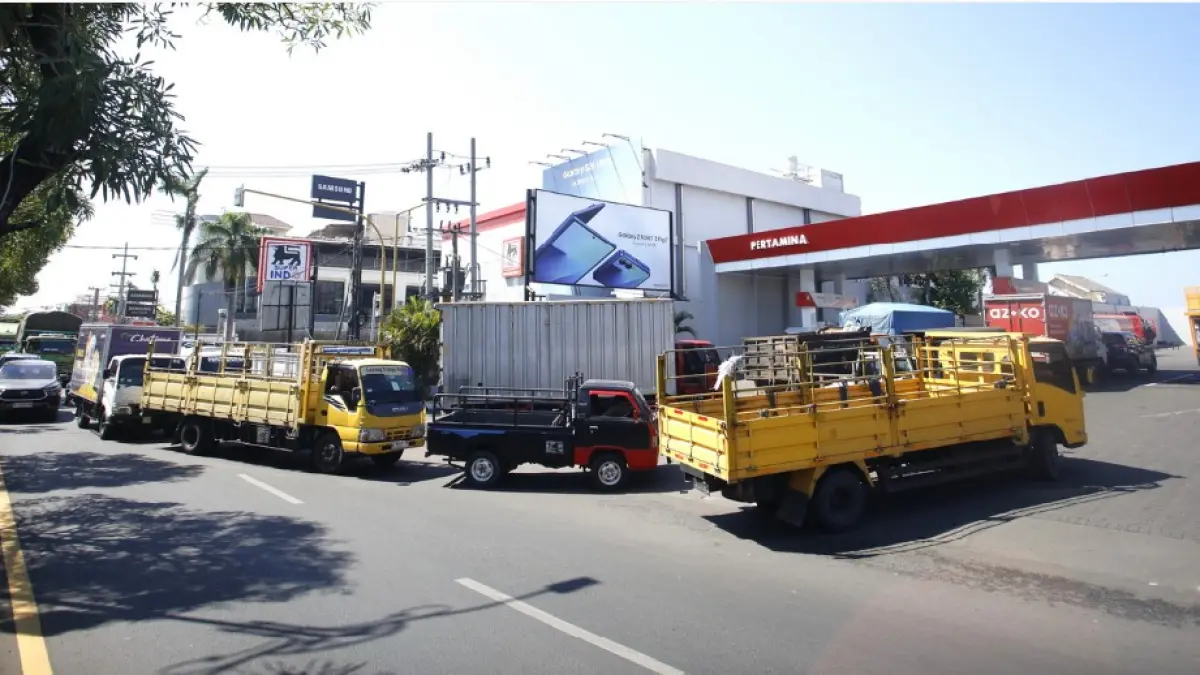 SULITNYA CARI SOLAR: Sejumlah kendaraan besar mengantre BBM jenis Bio Solar di SPBU Jenggolo, Sidoarjo, Kamis (25/6). Antrean mencapai 400 meter, menyebabkan bottleneck sehingga arus lalu lintas tersendat. (JAWA POS)