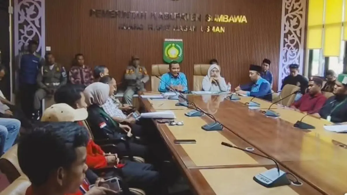 Wabup Sumbawa Mohamad Ansori menerima audiensi mahasiswa terkait distribusi elpiji, Jumat (26/6).