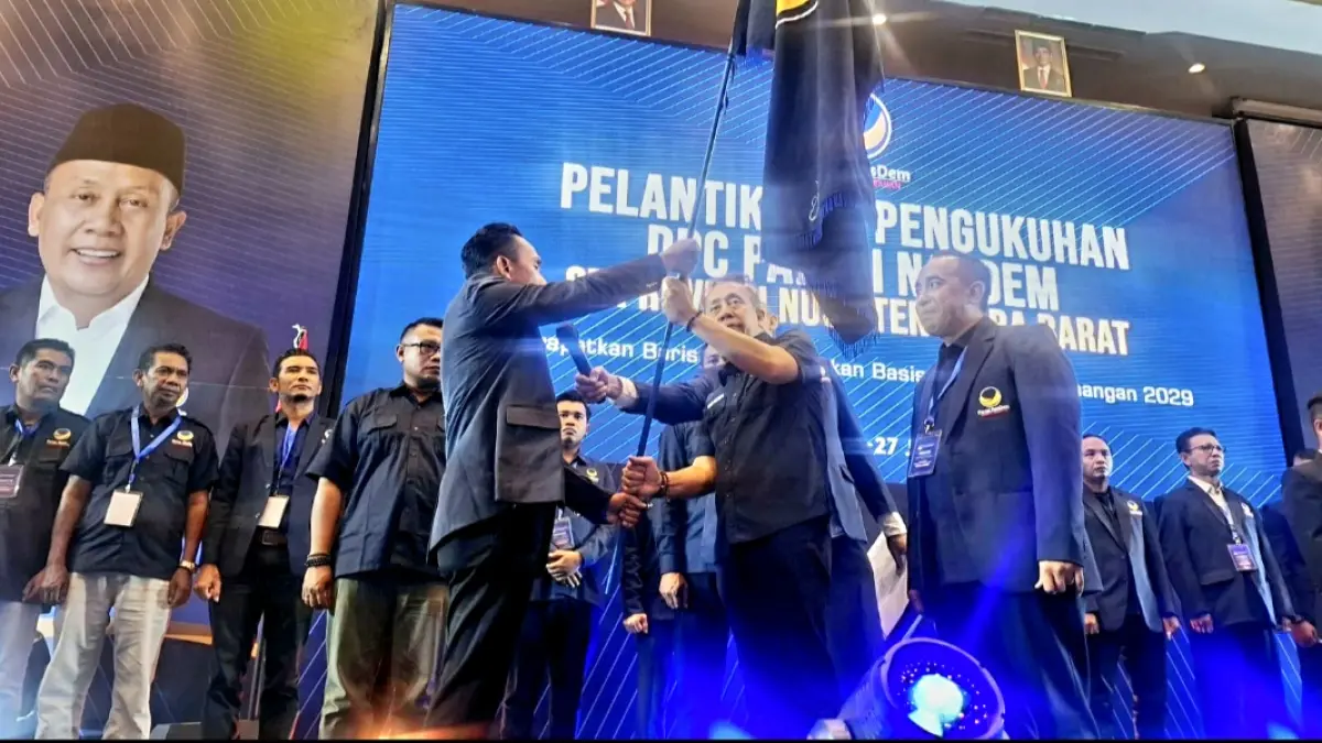 Wakil Ketua Umum DPP NasDem Saan Mustopa didampingi Ketua DPW NasDem NTB Mori Hanafi melantik pengurus baru DPD NasDem Kabupaten Lombok Timur dan DPD NasDem Kabupaten Dompu dalam Rakerwil di Golden Palace Hotel, Kota Mataram, Jumat (26/6).