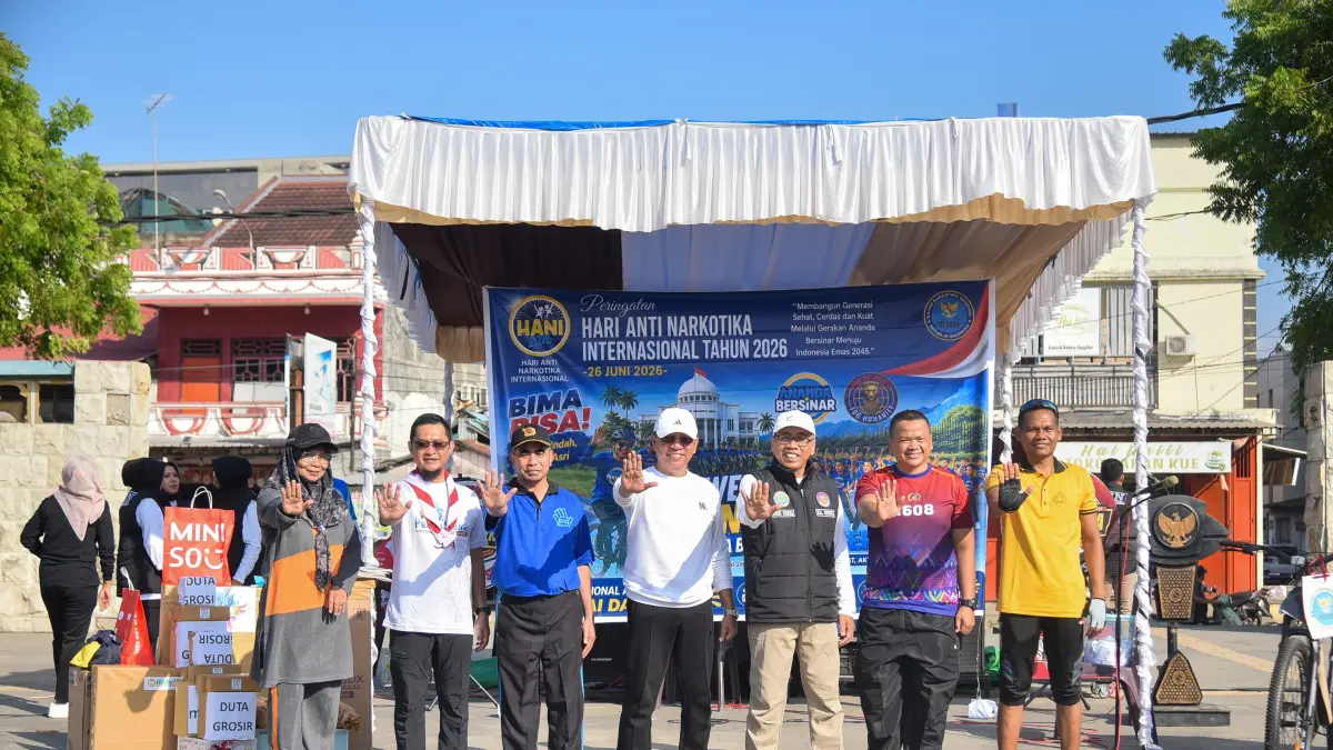Wali Kota Bima HA Rahman H Abidin (tengah) mengajak masyarakat memerangi narkoba usai gowes memperingati HANIB 2026, Jumat (26/6).