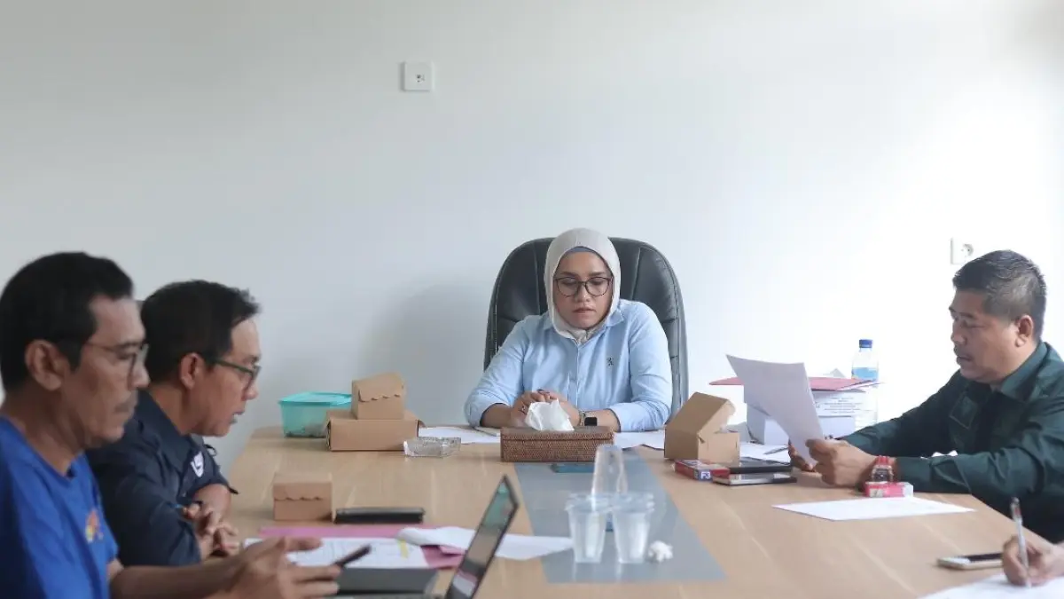 RAPAT LKPJ: Komisi III DPRD Lobar rapat dengan Dinas PUPRPKP Lobar terkait LKPJ 2025. Salah satu pembahasannya mengenai pembebasan llahan jalur dua dari kompleks Kantor Bupati Lobar menuju Masjid Baital Atiq yang sudah masuk tahap appraisal. (Toni/Lombok Post)