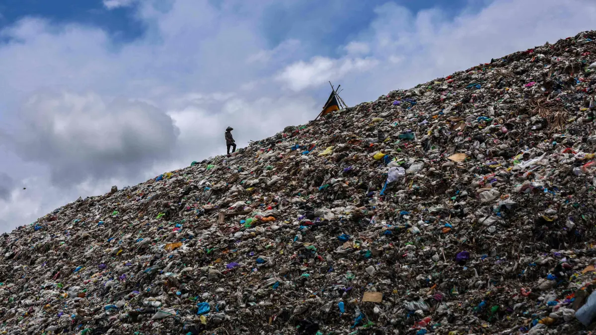 BISA DIBERDAYAKAN: Kondisi gunungan sampah di TPAR Kebon Kongok, menunjukkan perlunya penguatan sistem pengelolaan sampah berkelanjutan. (IVAN/LOMBOK POST).
