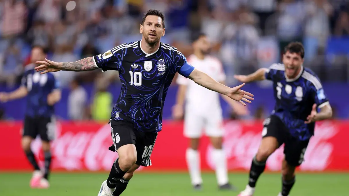 Kapten Timnas Argentina Lionel Messi merayakan gol usai menjebol gawang Yordania dalam pertandingan penyisihan grup Piala Dunia 2026, Sabtu (27/6).
