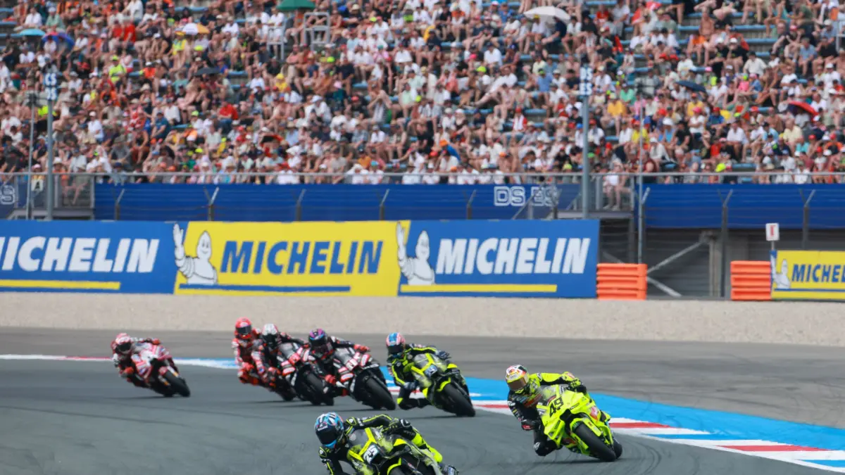 Klasemen MotoGP 2026 berubah usai Sprint Assen. Marco Bezzecchi unggul 9 poin atas Jorge Martin, sementara Marc Marquez kini dibayangi Ai Ogura. (motogp.com)
