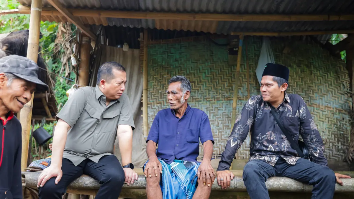 KONDISI RIIL: Gubernur NTB Lalu Muhamad Iqbal (dua dari kiri) saat berkunjung langsung melihat kondisi masyarakat, penerima manfaat program Desa Berdaya, di Lombok Barat, beberapa waktu lalu. (BIRO UMUM DAN ADPIM SETDA NTB FOR LOMBOK POST)