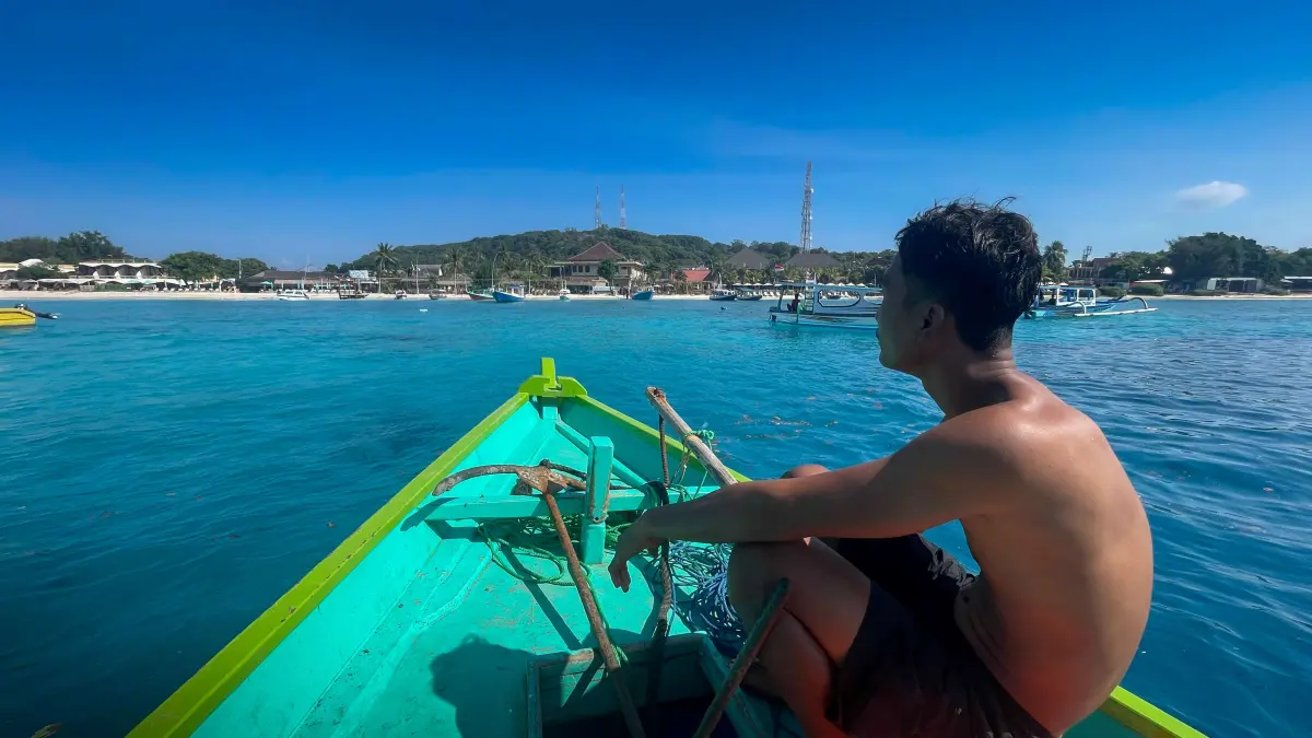 MENERJANG OMBAK: Seorang warga berada di atas perahu motor saat menyeberangi perairan laut menuju salah satu gili, beberapa waktu lalu. (IVAN/LOMBOK POST).