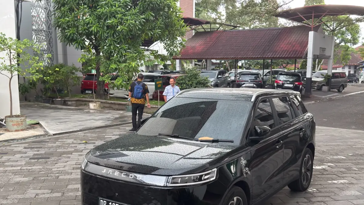 MOBILITAS: Salah satu kendaraan dinas listrik yang digunakan untuk operasional kepala OPD, terparkir di Kantor Gubernur NTB, Kamis (25/6). (IVAN/LOMBOK POST).