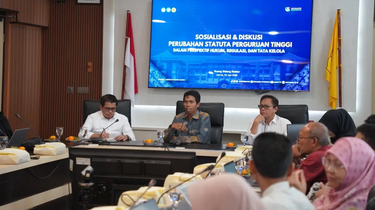 SOSIALISASI: Rektor Unram Prof Sukardi (tengah/depan) bersama staf khusus Mendiktisaintek pada sosialisasi dan diskusi perubahan statuta di Ruang Sidang Rektor Unram, belum lama ini.

