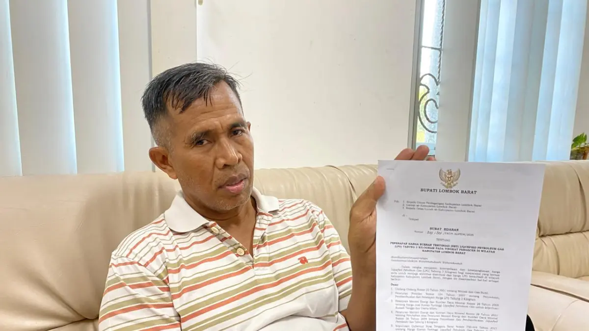 TUNJUKKAN EDARAN: Kabag Ekonomi Setda Lombok Barat Abubakar menunjukkan Surat Edaran Bupati terkait penentuan batas HET LPG subsidi. (Toni/Lombok Post)
