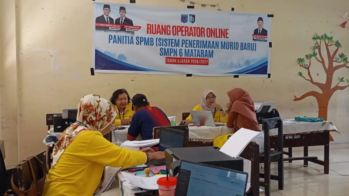 VERIFIKASI BERKAS: Panitia SPMB SMPN 6 Mataram memverifikasi data calon siswa yang mendaftar pada jalur prestasi dan afirmasi di sekolah setempat, pekan lalu.


