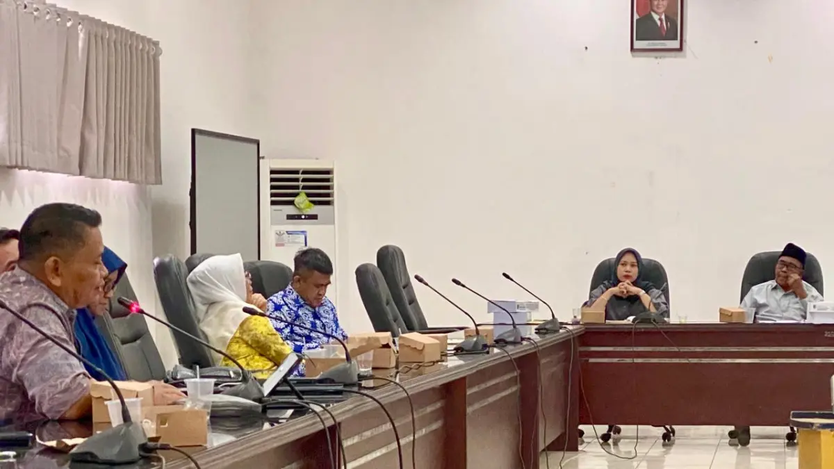SOROTAN: Anggota Komisi IV DPRD Lombok Barat Azalea Annisa Rengganis meminta Dinsos PPA dan Dinas Pendidikan bergerak cepat menangani kasus pernikahan dini, termasuk memastikan hak pendidikan anak tetap terpenuhi setelah kasus pembakaran ijazah di Desa Pelangan, Kecamatan Sekotong. (Toni/Lombok Post)