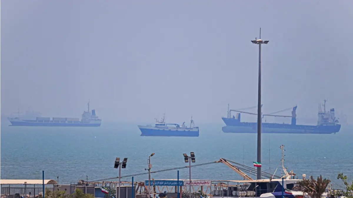 JADI ALAT NEGOSIASI: Kapal-kapal berlabuh di Bandar Abbas di sepanjang Selat Hormuz, Iran pada Kamis (18/6). Analis politik di Teheran Abas Aslani memandang Selat Hormuz sebagai alat negosiasi untuk mencegah serangan Amerika Serikat di masa depan. (AMIRHOSSEIN KHORGOOEI / ISNA / AFP)