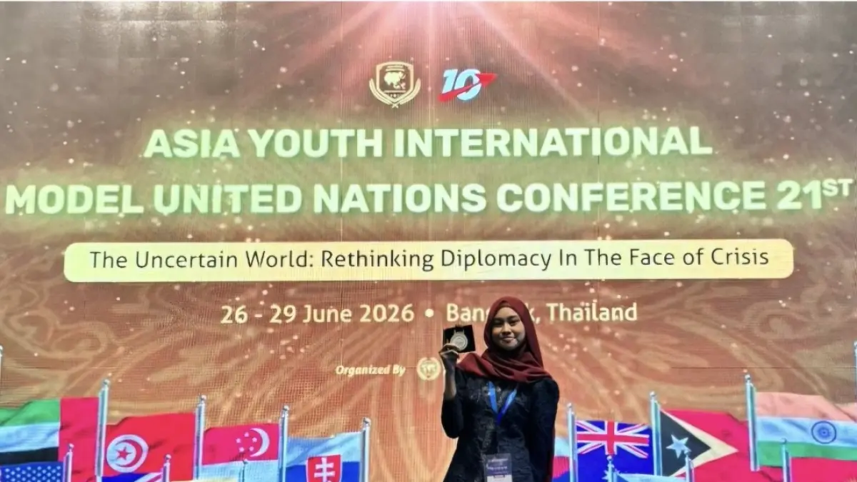 Azra Aqila Yusni, di panggung internasional. Pelajar kelas XI SMA Trensains Tebuireng Jombang asal Kota Mataram itu berhasil menyabet penghargaan Honorable Mention dalam The 21st Asia Youth International Model United Nations (AYIMUN) yang digelar di Bangkok, Thailand, pada 26–29 Juni 2026.

