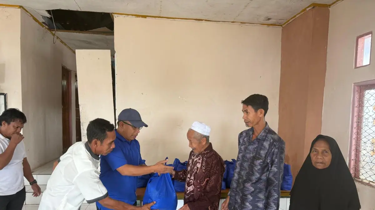 Anggota DPRD NTB Muhammad Aminurlah menyerahkan paket sembako kepada warga di Desa Doridungga, Kecamatan Donggo, Bima, akhir pekan lalu.