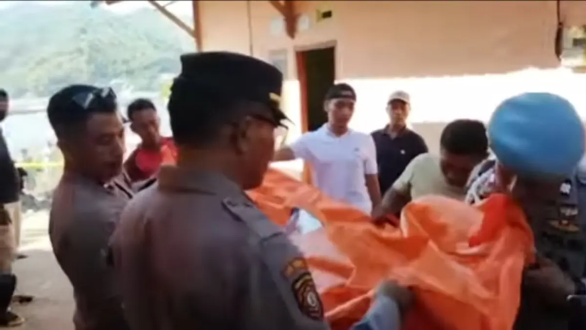 Anggota Polres Bima Kota mengevakuasi jenazah Yaomi yang ditemukan tewas di kamar kosnya di Kelurahan Ule, Kecamatan Asakota, Kota Bima, Minggu siang (28/6).
