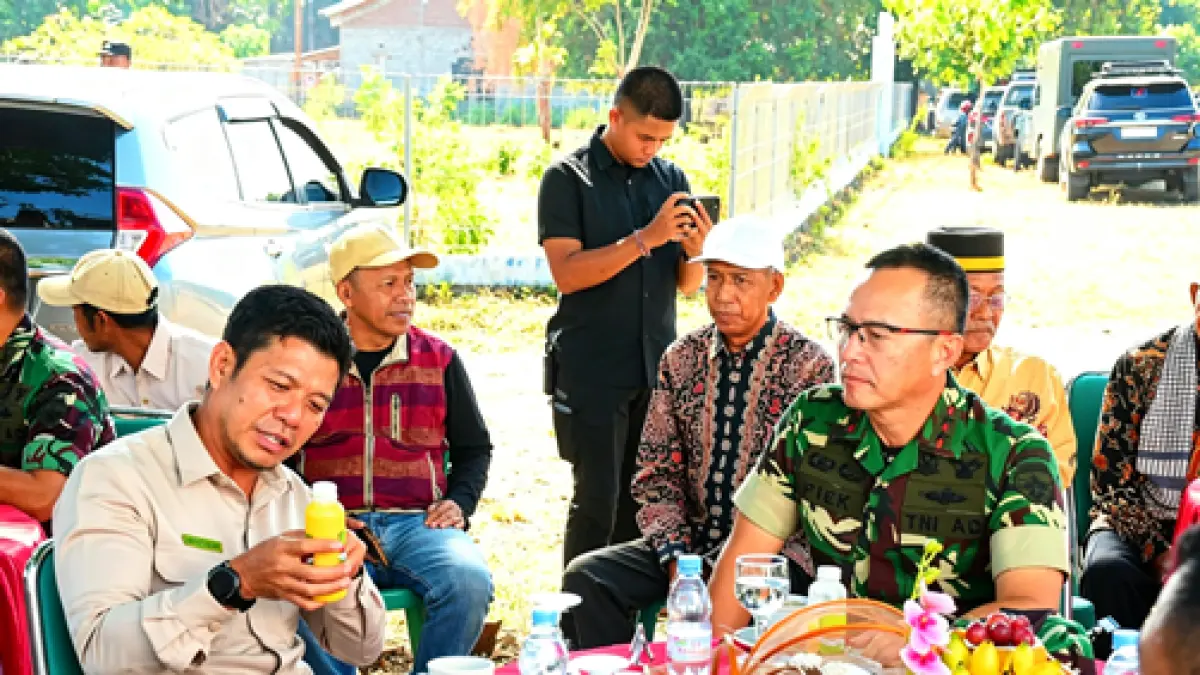 Bupati Dompu Bambang Firdaus memperkenalkan produk lokal kepada Pangdam IX/Udayana Mayjen TNI Piek Budyakto, Sabtu (27/6).