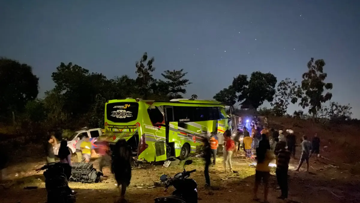 Bus rute Bima-Jakarta kecelakaan di Desa Manggenae, Dompu, Minggu malam (28/6). (Dok Polres Dompu)