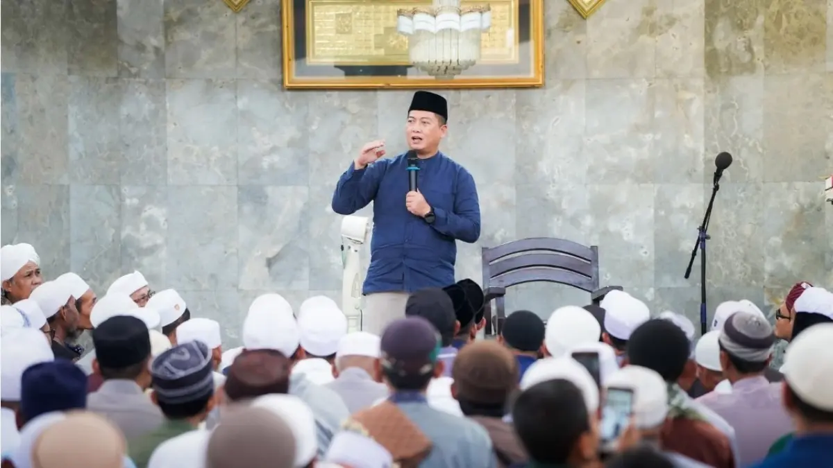 DAKWAH: Gubernur NTB Lalu Muhamad Iqbal saat menghadiri pertemuan para pekerja dakwah di Masjid Raya At-Taqwa, Kota Mataram, Sabtu (27/6). (DISKOMINFOTIK NTB/LOMBOK POST)