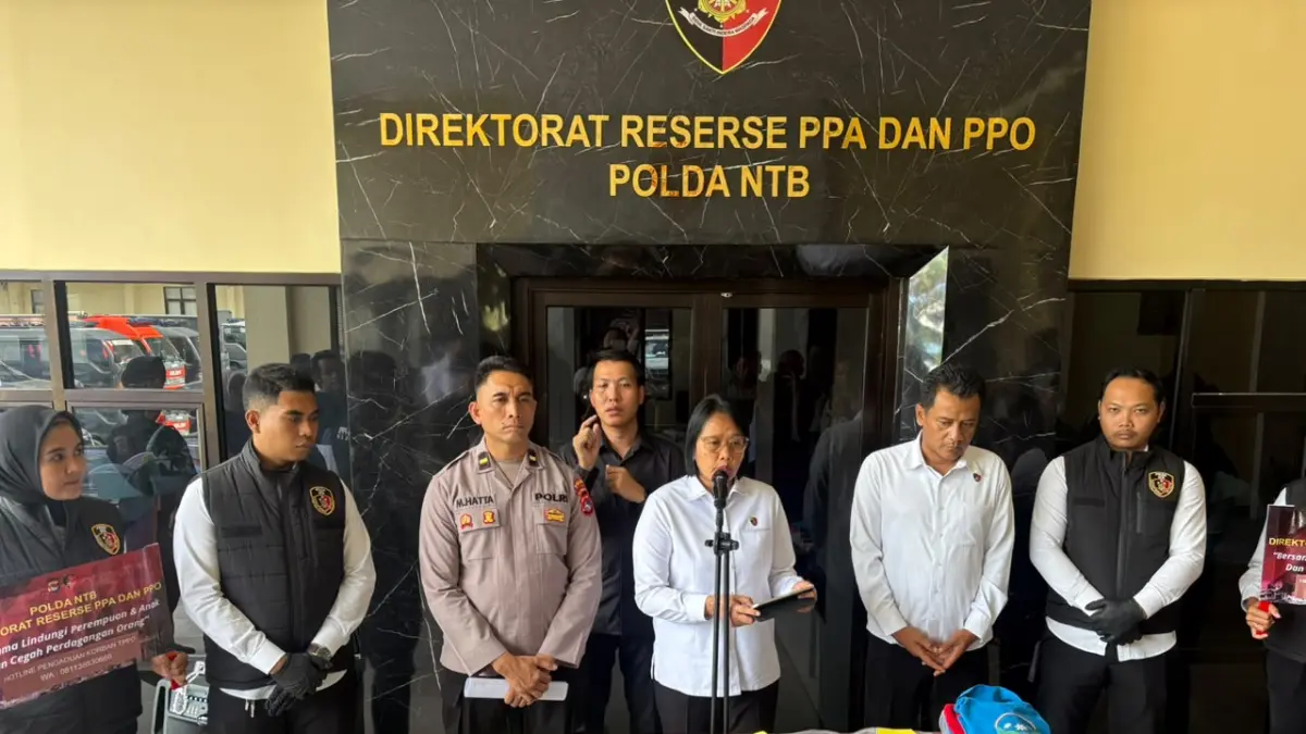 Direktur PPA dan PPO Polda NTB Kombes Pol Ni Made Pujewati (tiga kanan) menjelaskan tentang dugaan TPPO berkedok penyaluran pekerja migran Indonesia ke Jepang, Senin (29/6).