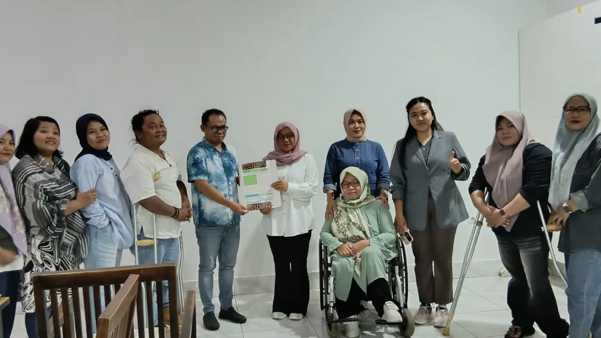 DISKUSI LINGKUNGAN DAN TRANSISI ENERGI: Tim Gedsi JET NTB serahkan Policy Brief ke Anggota DPRD NTB Komisi III Akhdiansyah (lima dari kiri) usai diskusi tentang lingkungan dan transisi energi di Mataram, Minggu (28/6). (NURUL/LOMBOK POST)