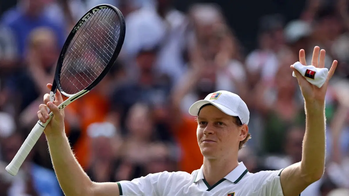 Jannik Sinner bangkit mengalahkan Miomir Kecmanovic dalam lima set dramatis di Wimbledon 2026 meski sempat terjatuh di Centre Court. (Photo by AFP)