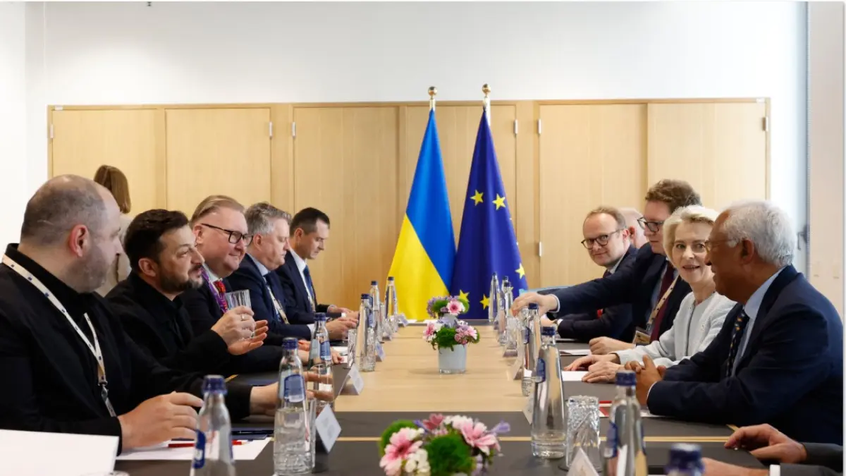 KEKURANGAN PASUKAN: Presiden Ukraina Volodymyr Zelensky (dua dari kiri) meminta bantuan kepada negara anggota Uni Eropa agar menolak pengungsi dari Ukraina dalam KTT Uni Eropa di markas besar Uni Eropa di Brussels, pada Kamis (18/6). (AFP)