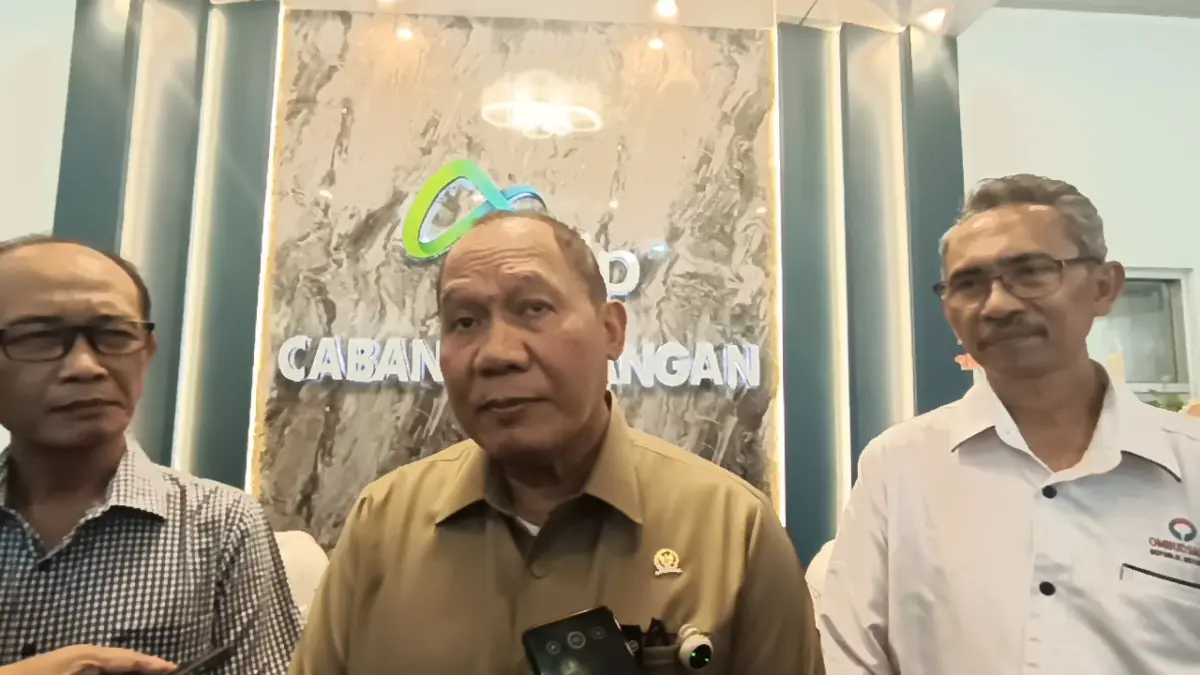 KUNJUNGI: Anggota DPR RI Komisi VII Bambang Harjo S (kanan) saat berkunjung ke kantor ASDP Cabang Kayangan untuk melihat pelayanan di Pelabuhan Kayangan, Lombok Timur.