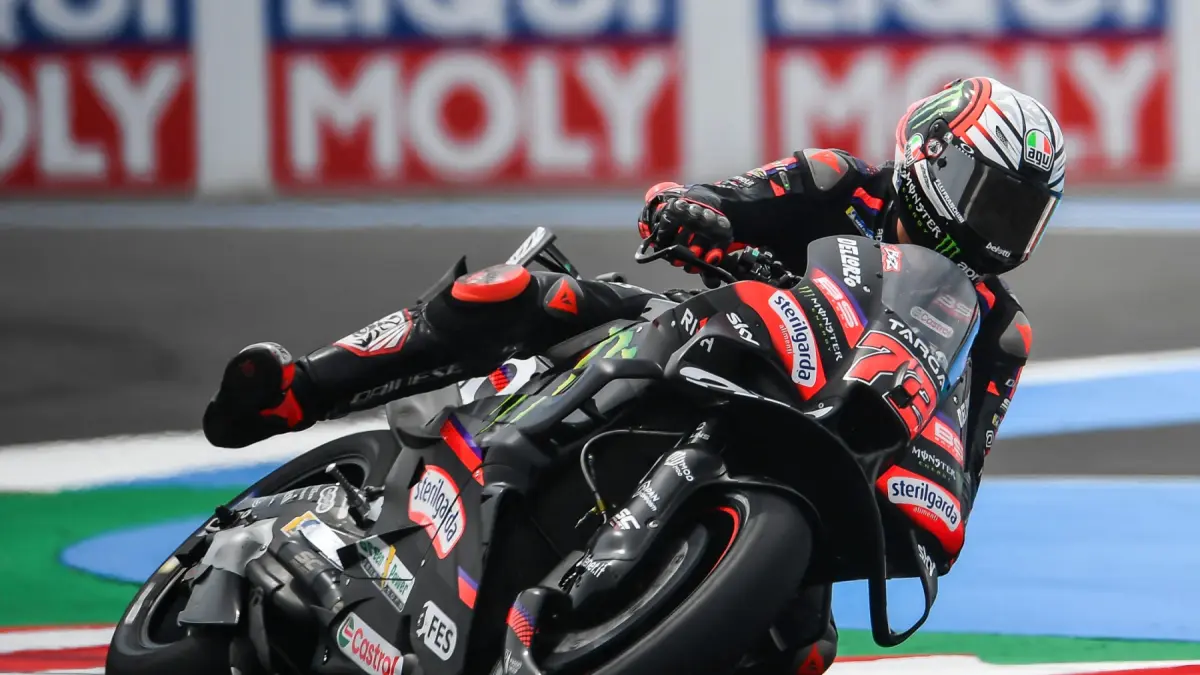 Marco Bezzecchi dipastikan tidak cedera usai crash di MotoGP Belanda. Hasil CT Scan normal, pembalap Aprilia siap pulih menuju GP Jerman. (Photo by AFP)