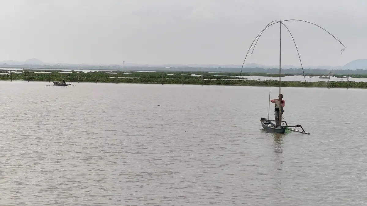 MASIH BERPROSES: Seorang nelayan sedang mencari ikan di area Bendungan Batujai, Loteng, beberapa waktu lalu. (Dewi/Lombok Post) 