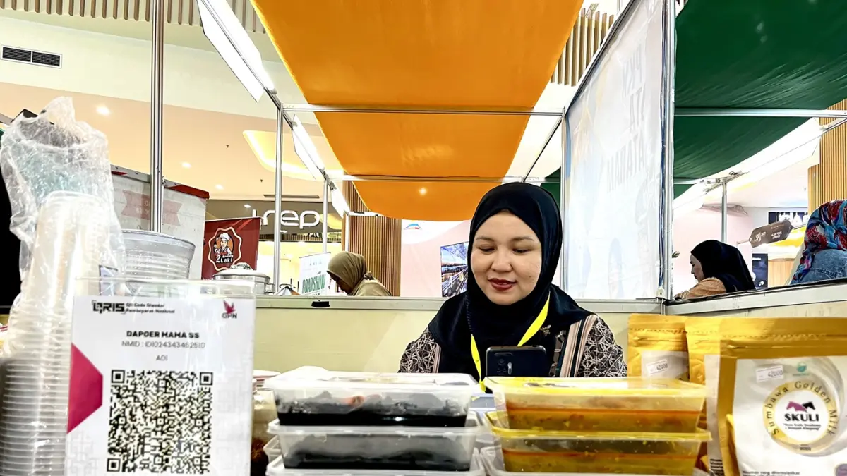 MELEK QRIS: Salah satu merchant UMKM NTB yang menggunakan QRIS untuk pembayaran dalam kegiatan bazar, beberapa waktu lalu. (FERIAL/LOMBOK POST)