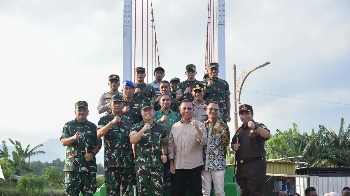 Panglima Kodam (Pangdam) IX/Udayana Mayjen TNI Piek Budyakto didampingi Wali Kota Bima HA Rahman H Abidin meninjau pembangunan Jembatan Gantung Garuda Perintis di Kelurahan Rontu, Kecamatan Raba, Kota Bima, Sabtu (27/6).