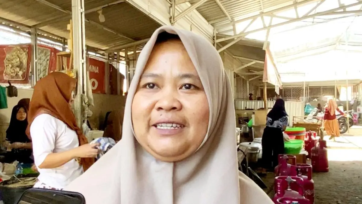 PANTANG MENYERAH: Marisa, pemilik usaha Cilok Ngangak di Lombok Barat menceritakan perjuangannya merintis dari nol. (Toni/Lombok Post)
