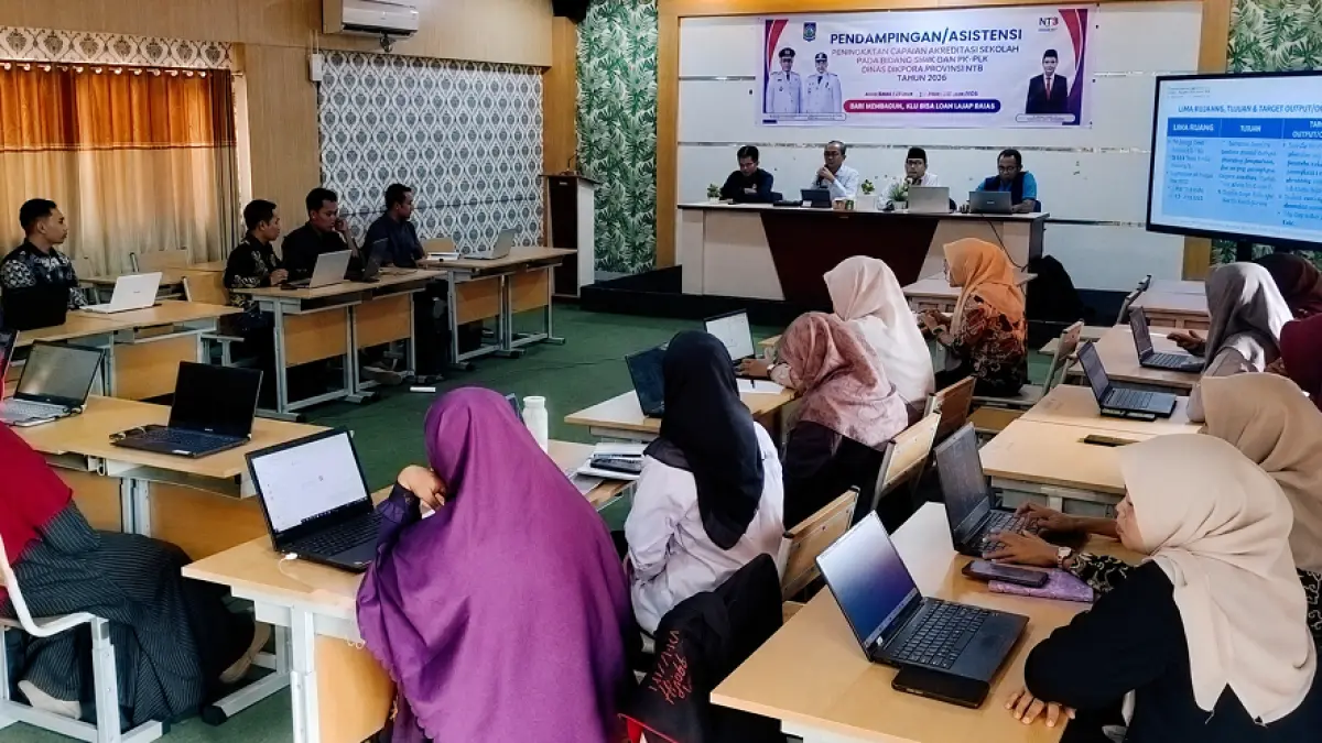 PENDAMPINGAN: Kabid Pembinaan SMK-PKLK Dikpora NTB Hasbi (pegang mik/depan) pada pendampingan dan asistensi  peningkatan capaian akreditasi SMK/SLB di SMKN 1 Praya, pekan lalu.