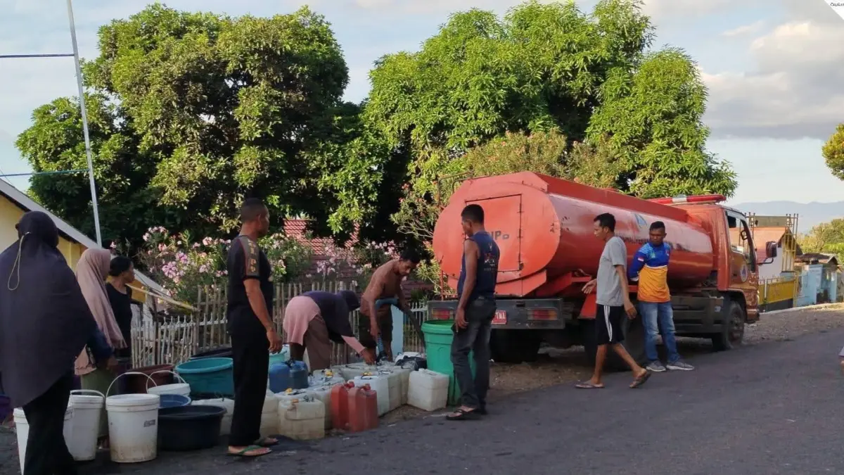 Petugas BPBD Bima menyalurkan air bersih di Desa Bajo, Kecamatan Soromandi, Kabupaten Bima, Mei lalu. (Dok BPBD Bima)