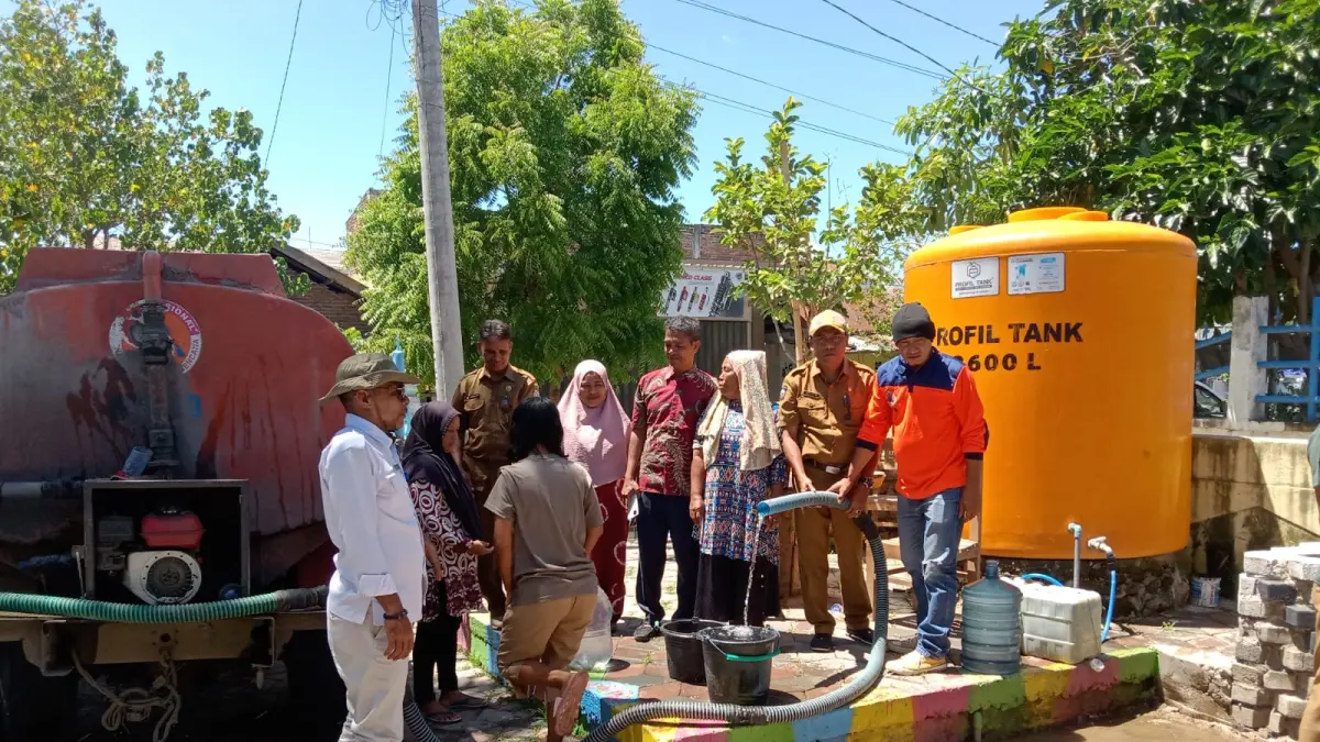 Petugas BPBD Kota Bima mendistribusikan air bersih kepada warga, belum lama ini.