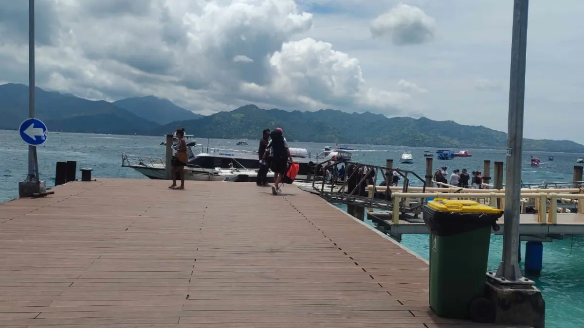 SEKTOR PARIWISATA: Wisatawan turun di Dermaga Pelabuhan Gili Air. Pemerintah diharapkan mampu mengoptimalkan sumber PAD.