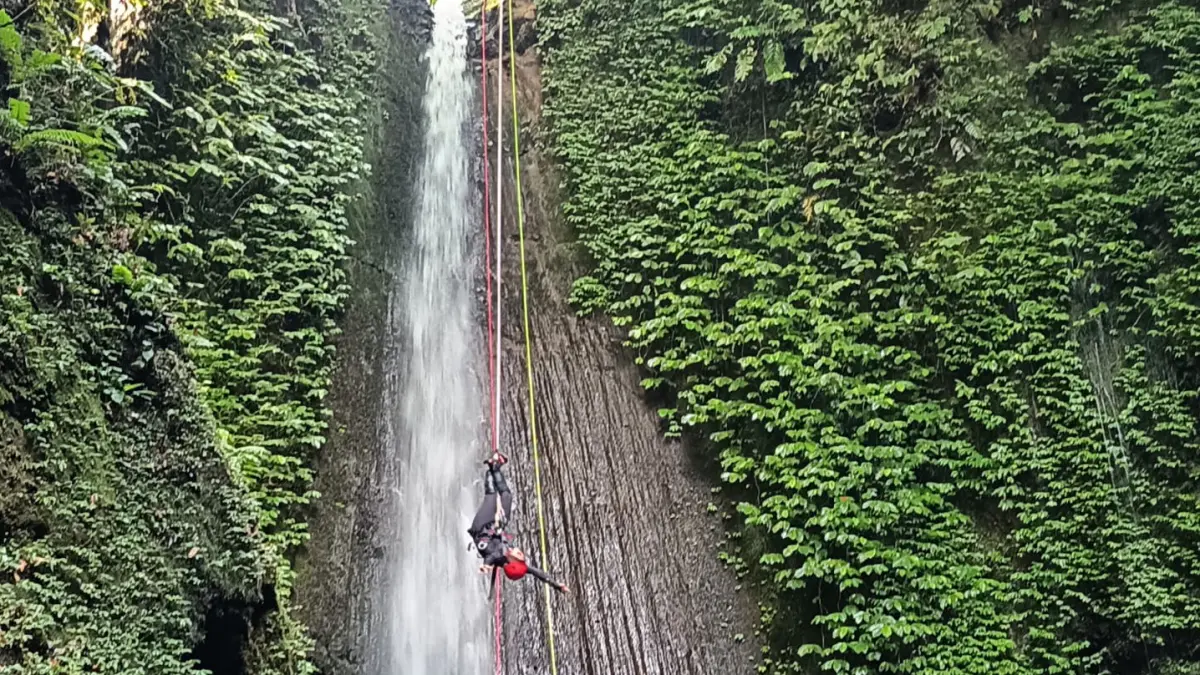 Seorang pengunjung melakukan rope swing canyoneering di Air Terjun Jeruk Manis, Desa Jeruk Manis, Kecamatan Sikur, Lombok Timur
