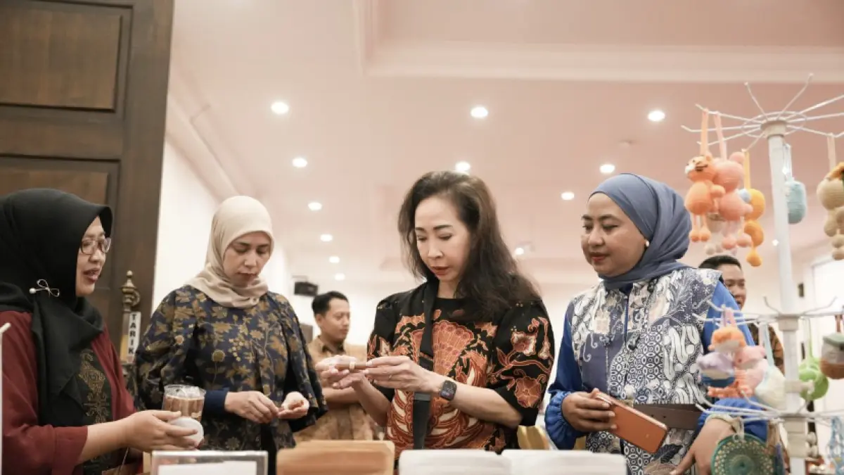 Sesi pameran UMKM saat acara Graduation Program Community Link #JadiBerkelanjutan Musim 4 di Mataram, Sabtu (27/6). 