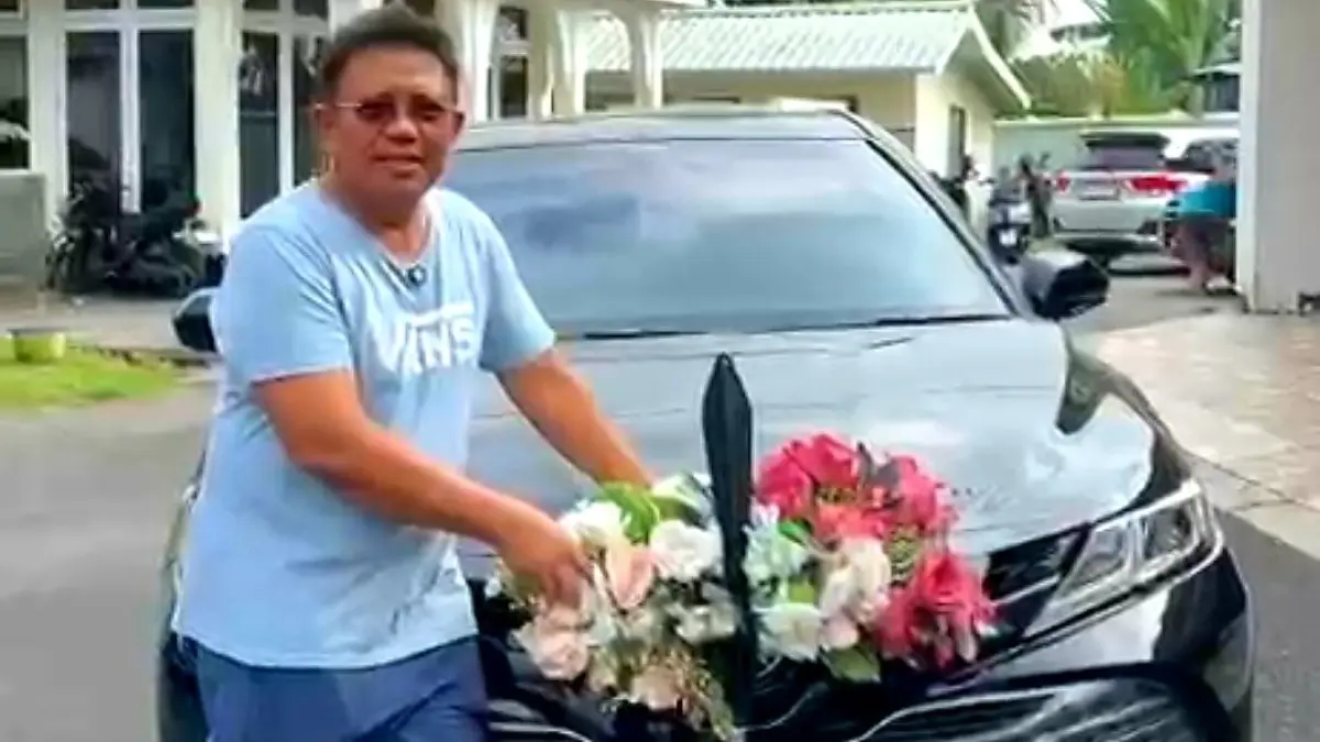 SIAP DIGUNAKAN: Bupati Lombok Barat Lalu Ahmad Zaini menunjukkan mobil dinas bupati yang siap digunakan masyarakat untuk nyongkolan.