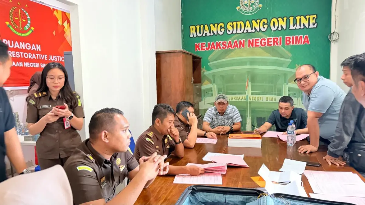 SUDAH SIAP DISIDANGKAN: Mantan Kapolres Bima Kota Didik Putra Kuncoro (lima dari kiri duduk) menandatangani berkas saat proses tahap dua di Kejari Bima, beberapa waktu lalu.  (HARLI/LOMBOK POST)