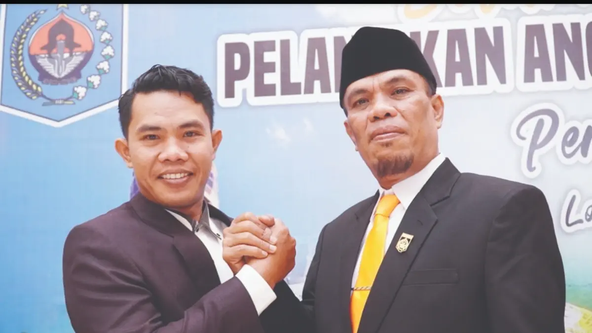Syamsul Bahri (kanan) berfoto dengan putranya.  