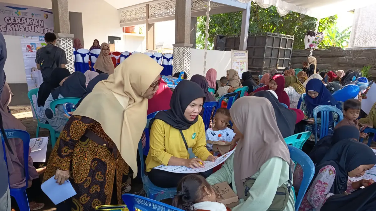 TEKAN STUNTING: Seorang pemateri sedang menjelaskan cara pengisian KAP-MAP untuk pencegahan stunting bagi kader di Kecamatan Pringgabaya.